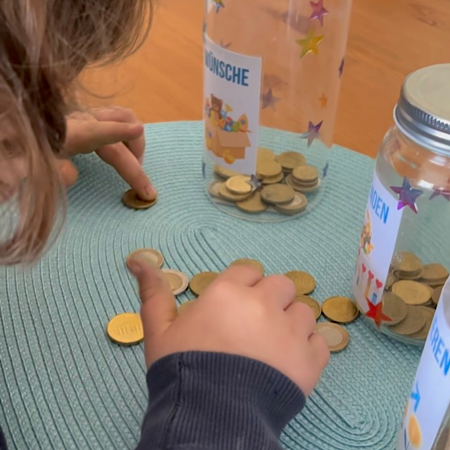 Die Finanzkomplizin, Kind beim umsetzen Taschengeldsystem, Geld einteilen